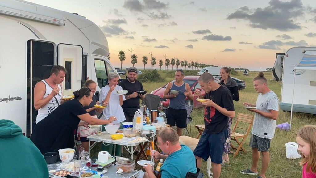 Ванлайферы собрались вместе и организовали вареники-пати на природе