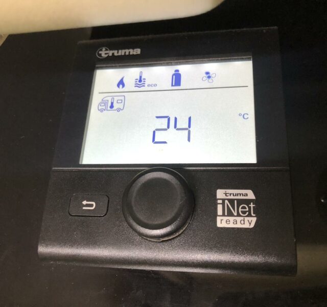 Панель управления отопителем Truma Combi 4D с настройками температуры для дома и воды